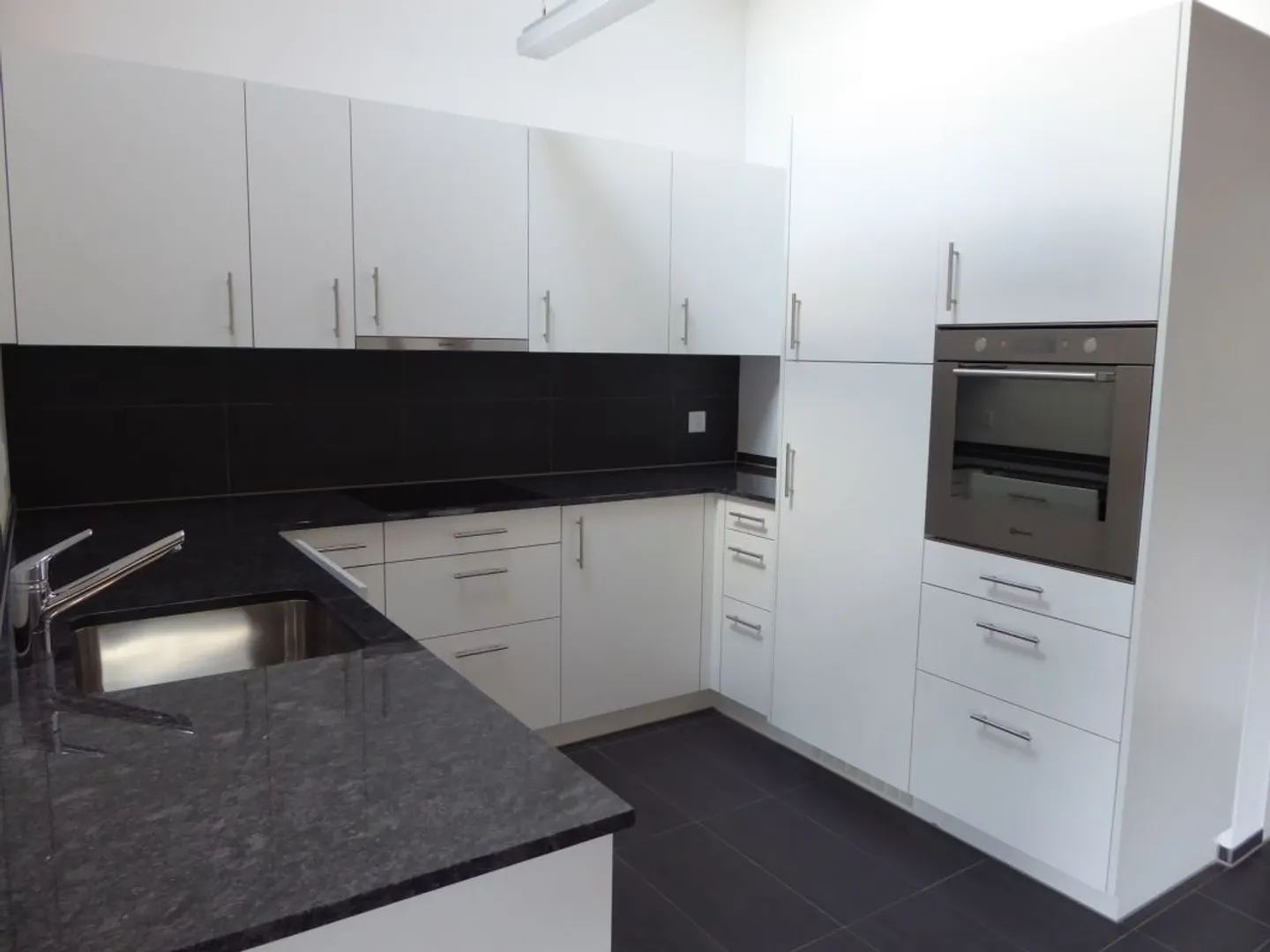 moderne 4 1/2-Zimmer-Dachwohnung mit Holzofen und Balkon - Foto 6 di 11