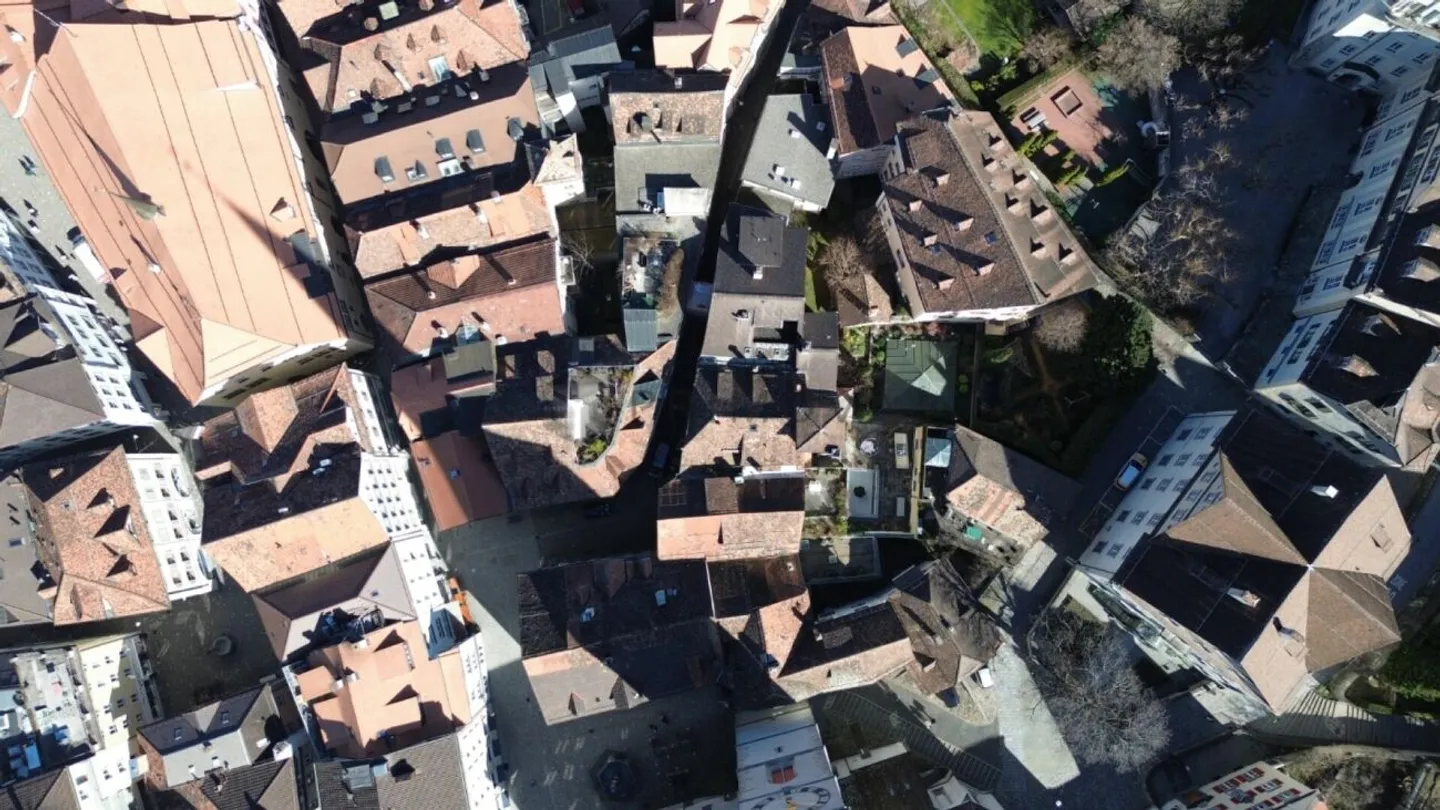 Sopra i tetti del centro storico di Coira - Foto 13 di 13