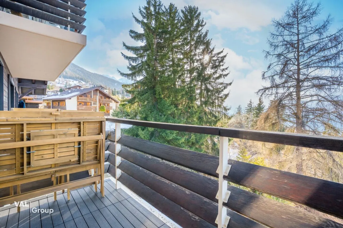 Un cocoon alpino luminoso con camino e vista libera - Foto 6 di 13