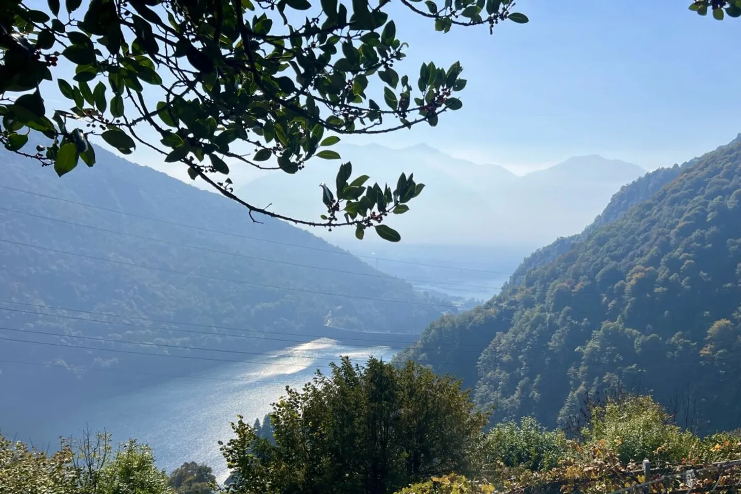 Affascinante casa in pietra ristrutturata con grande giardino e terreno edificabile separato - Foto 3 di 13