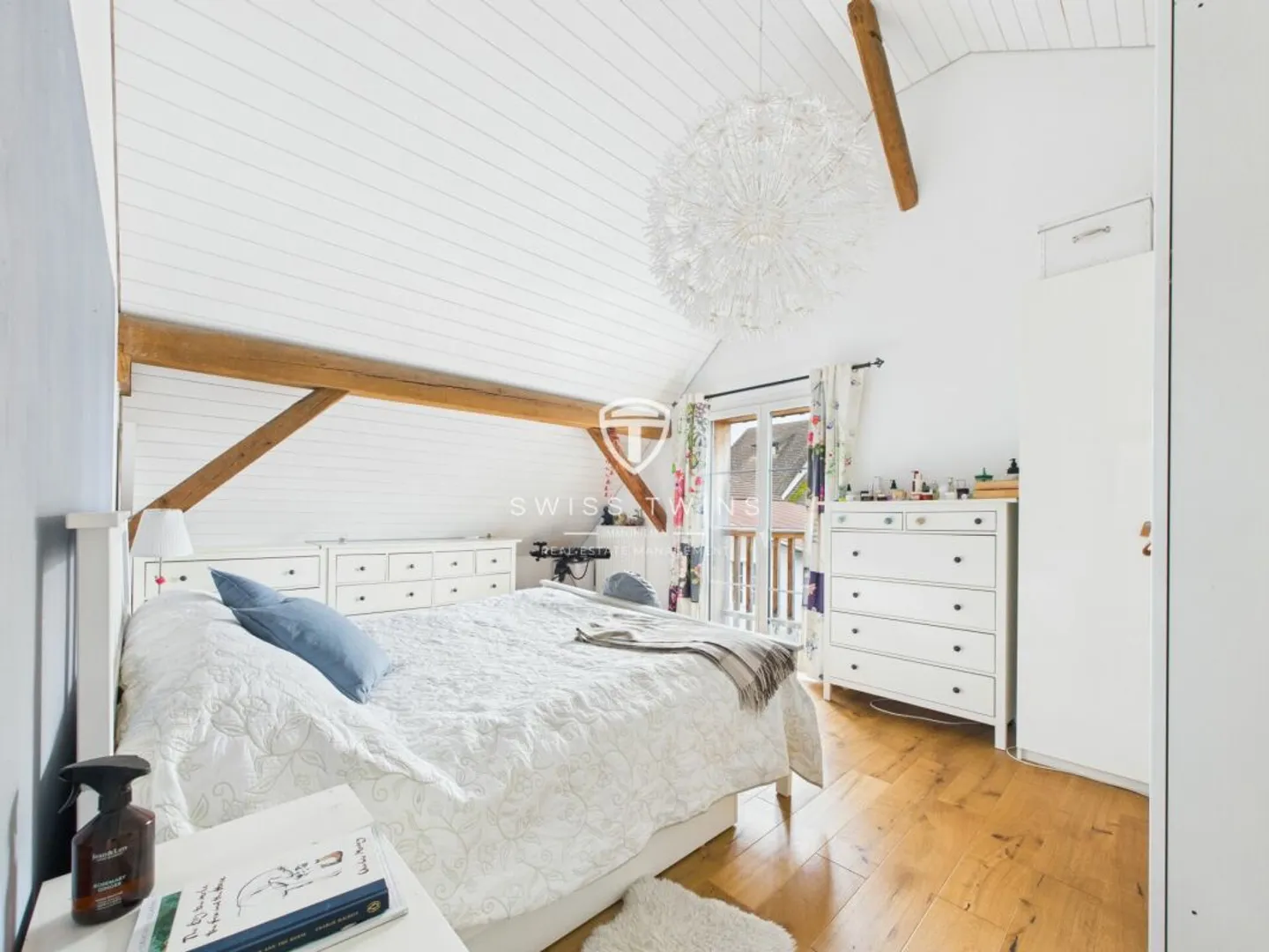 Appartement élégant de 6,5 pièces dans un bâtiment historique à Volken - Photo 10 sur 13