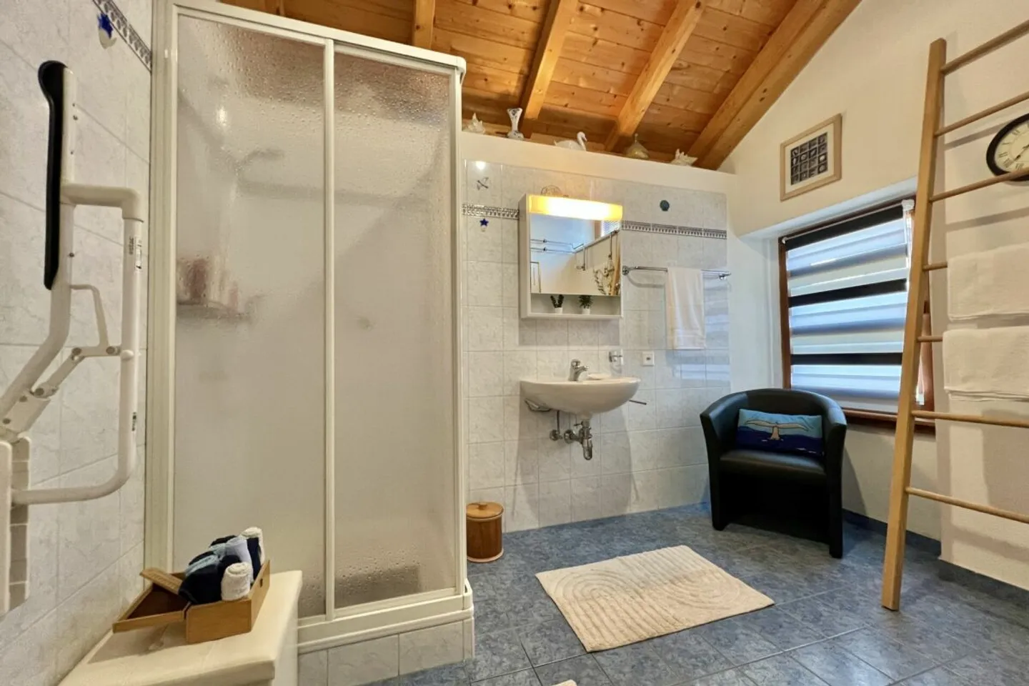 Grande casa di villaggio con vista sul lago, bel giardino e parcheggio - Foto 8 di 13