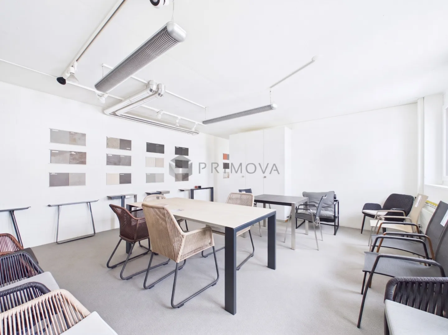 Showroom moderno e magazzino - Foto 4 di 13