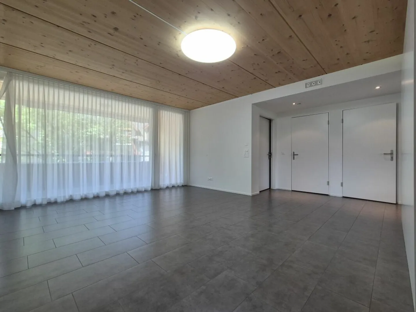 Moderne 2.5 Zimmerwohnung - Foto 3 von 9