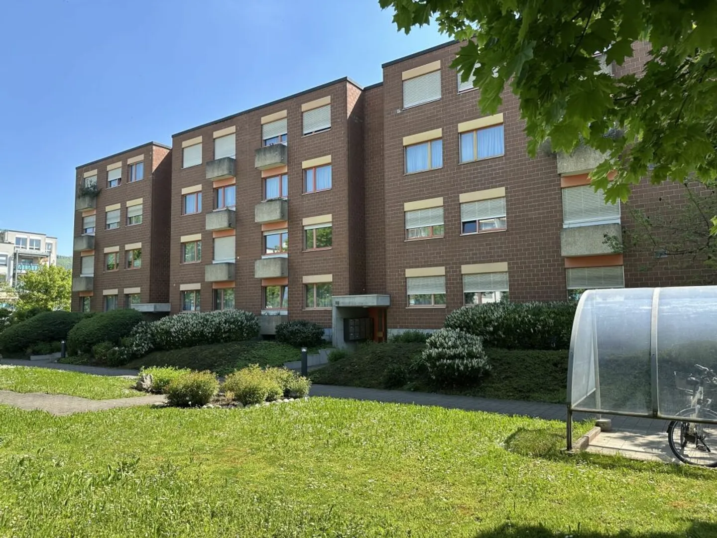 Appartement 2.5 pièces ensoleillé avec belle vue et place de parking à Aesch - Photo 1 sur 12