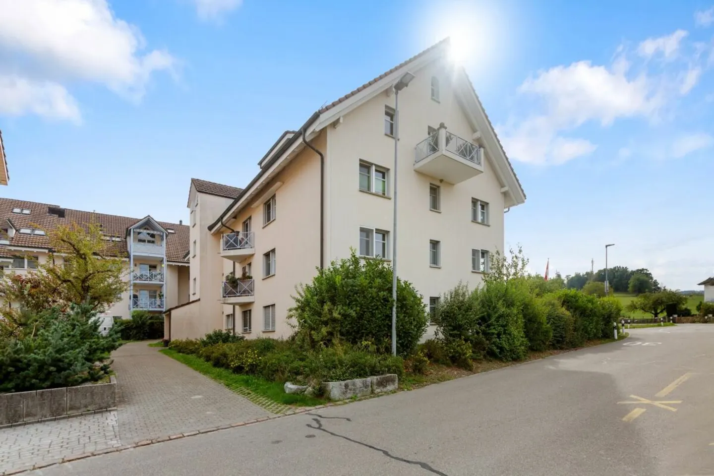 Appartement 3.5 pièces bien entretenu avec balcon ensoleillé et vue sur la verdure - Photo 3 sur 13