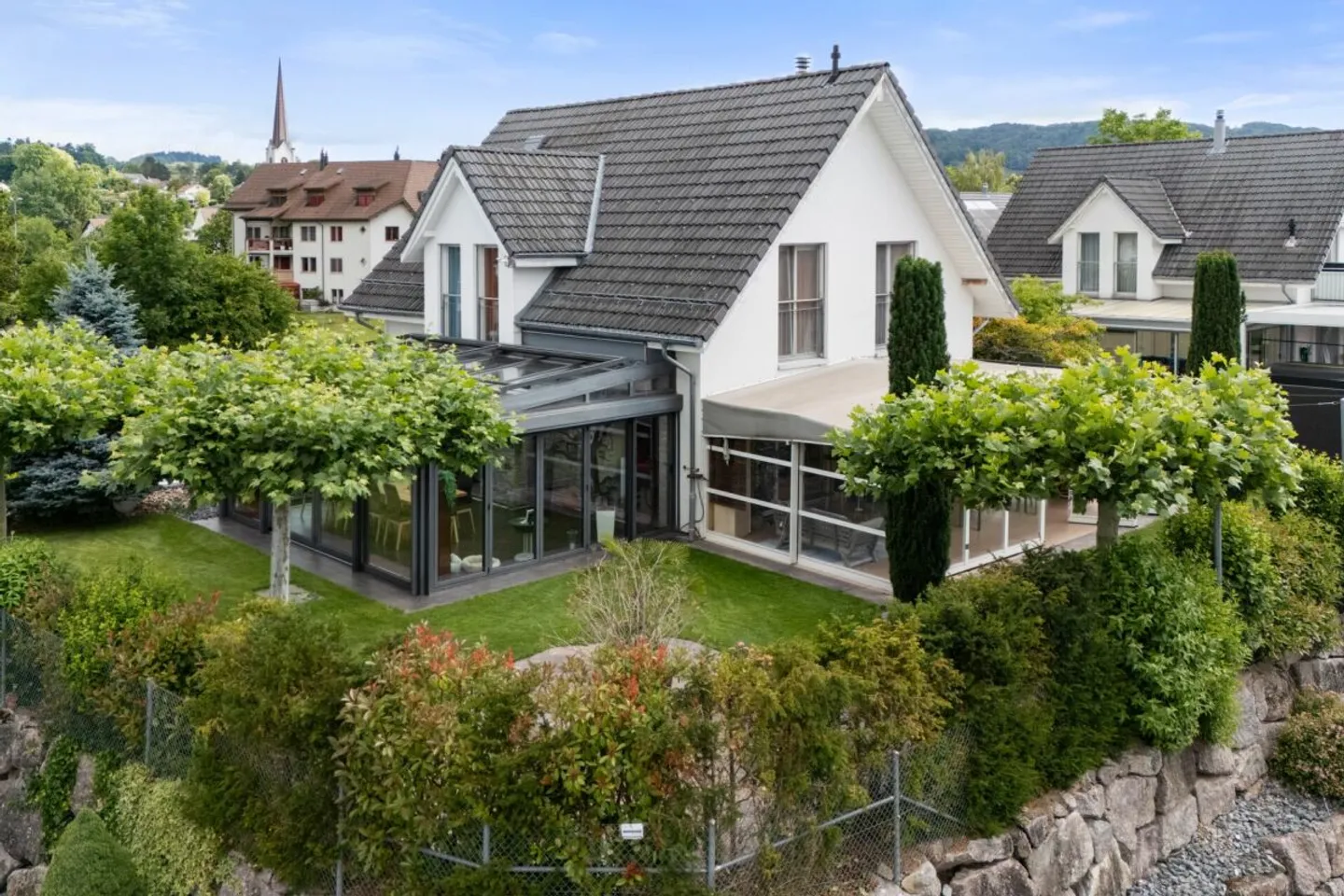 Single-family house with well-kept garden and unique garage - Photo 1 of 13