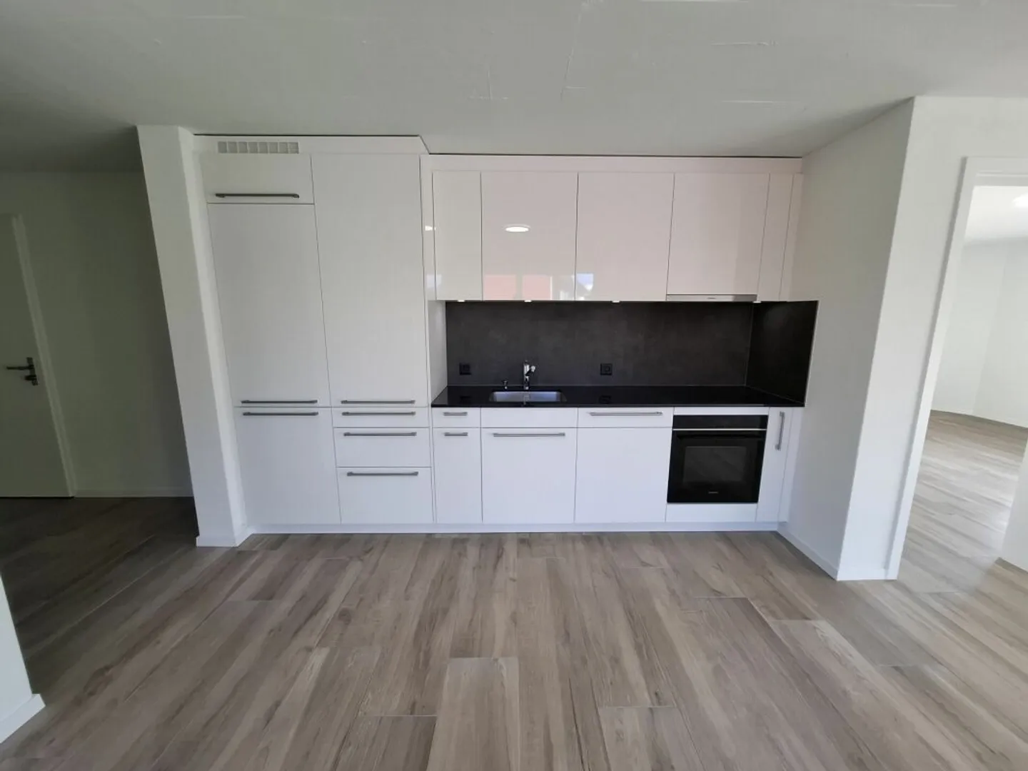 Appartamento di 3.5 locali come nuovo e moderno con balcone al 2° piano - Foto 3 di 12