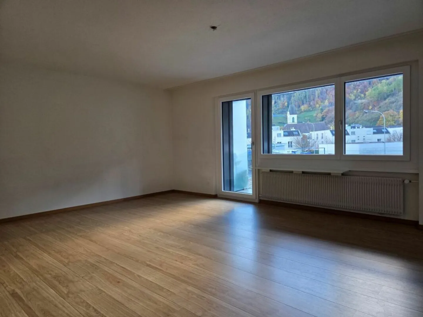 schöne 2.5-Zimmerwohnung an zentraler Lage zu vermieten - Foto 3 di 7