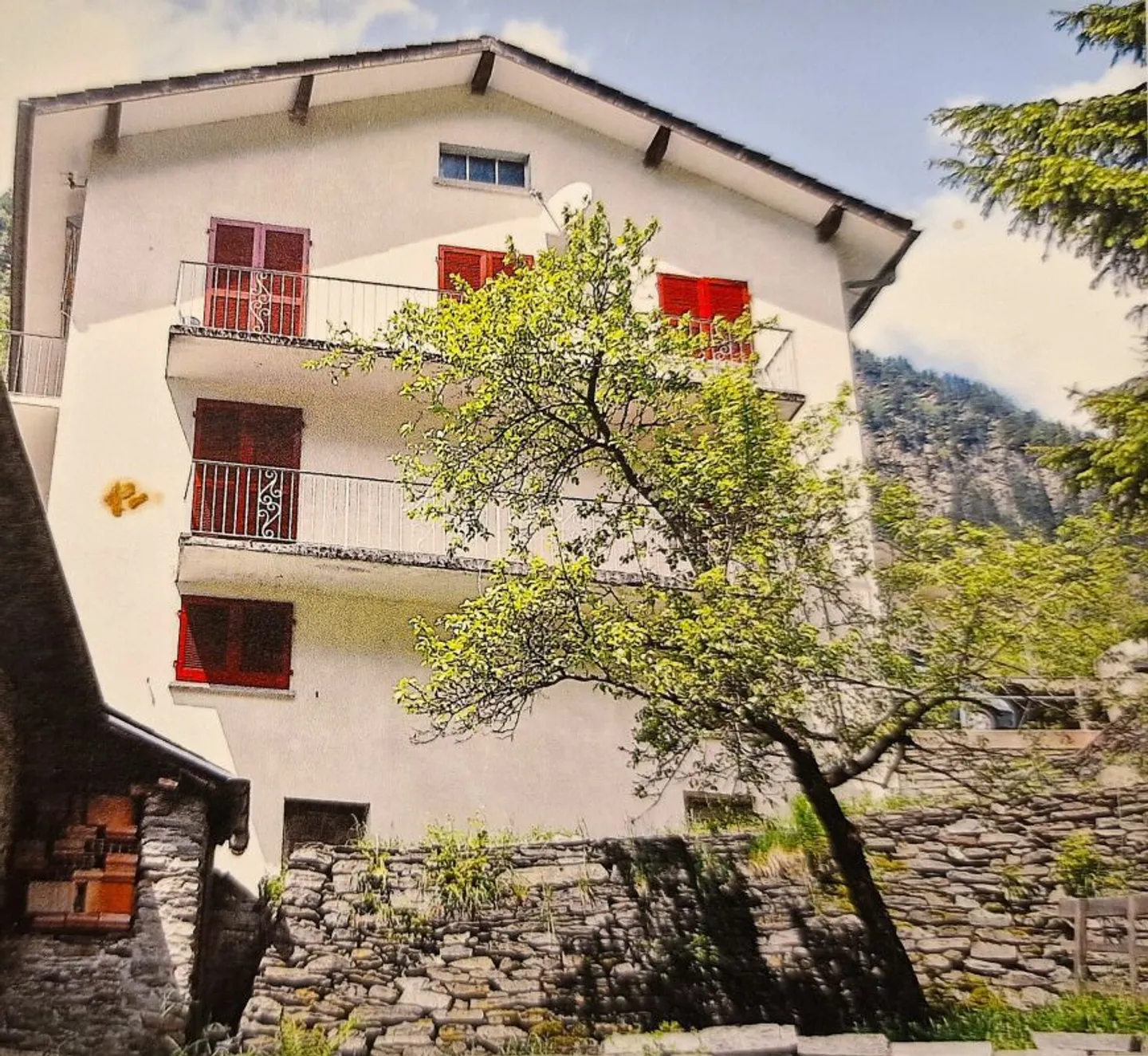 Einfamilienhaus mit zwei Wohnungen - Ihr Projekt an idyllischer Lage! - Foto 2 von 13