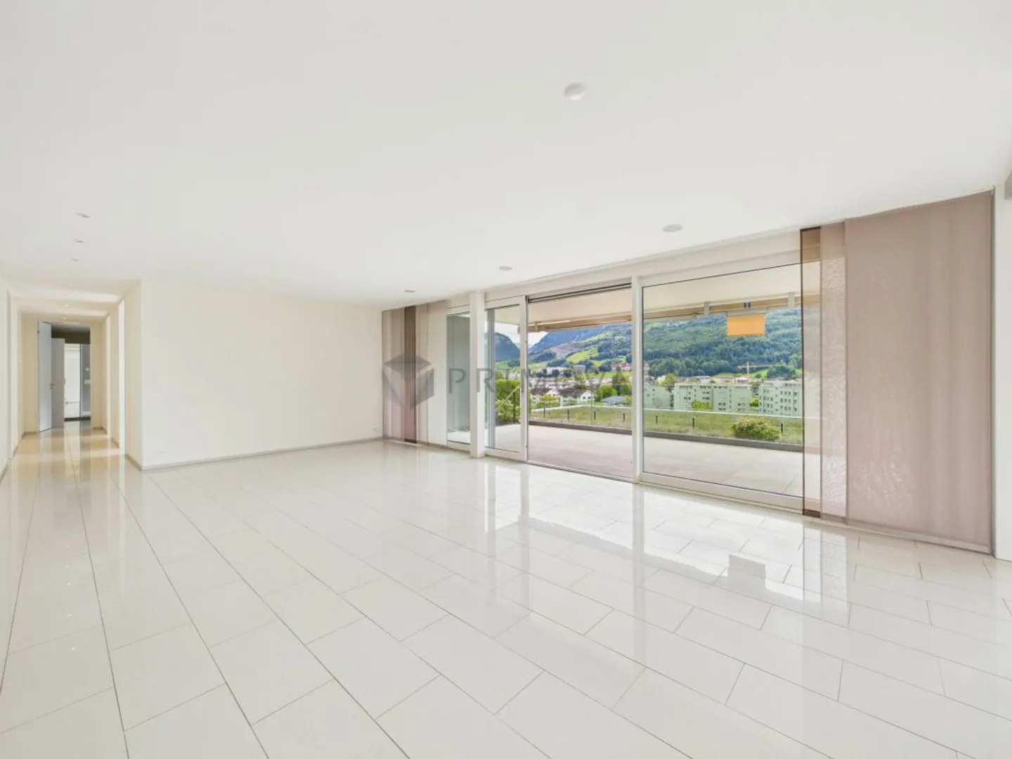 Luxurious terrace apartment with garden and panoramic view of the mountains and the lake! - Photo 7 of 13