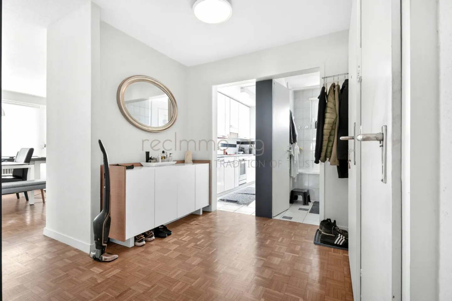 Charmant appartement de 4,5 pièces avec grande terrasse, part de jardin et vue dégagée - Photo 5 sur 12