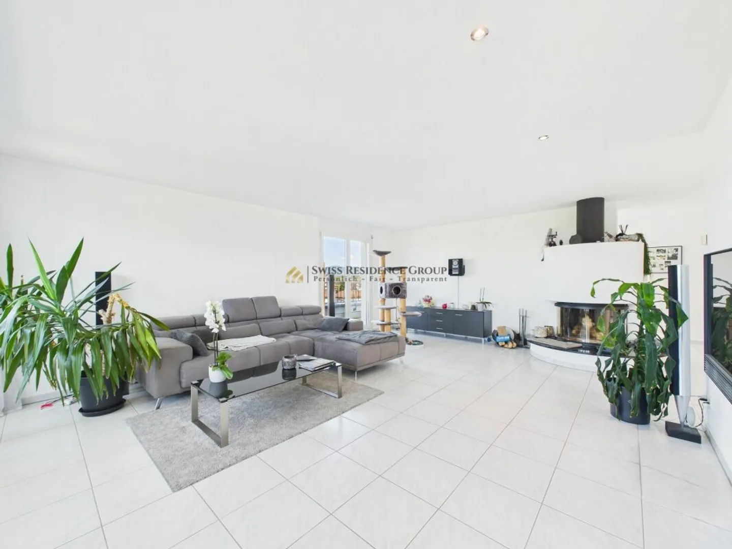 Bright penthouse apartment with a beautiful view of mountains and lake - Photo 4 of 13