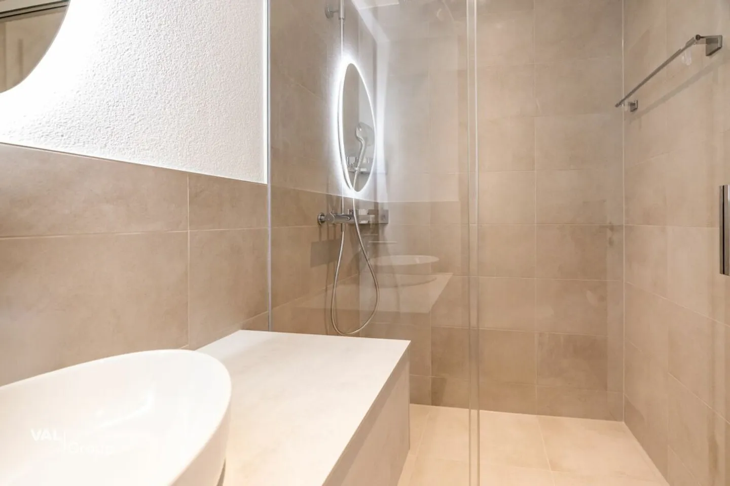 Moderno appartamento di 4,5 stanze a Susten - soleggiato, di alta qualità e con balcone - Foto 8 di 13