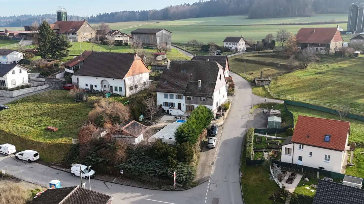 Spacious Apartment with Garden - Photo 2 of 13