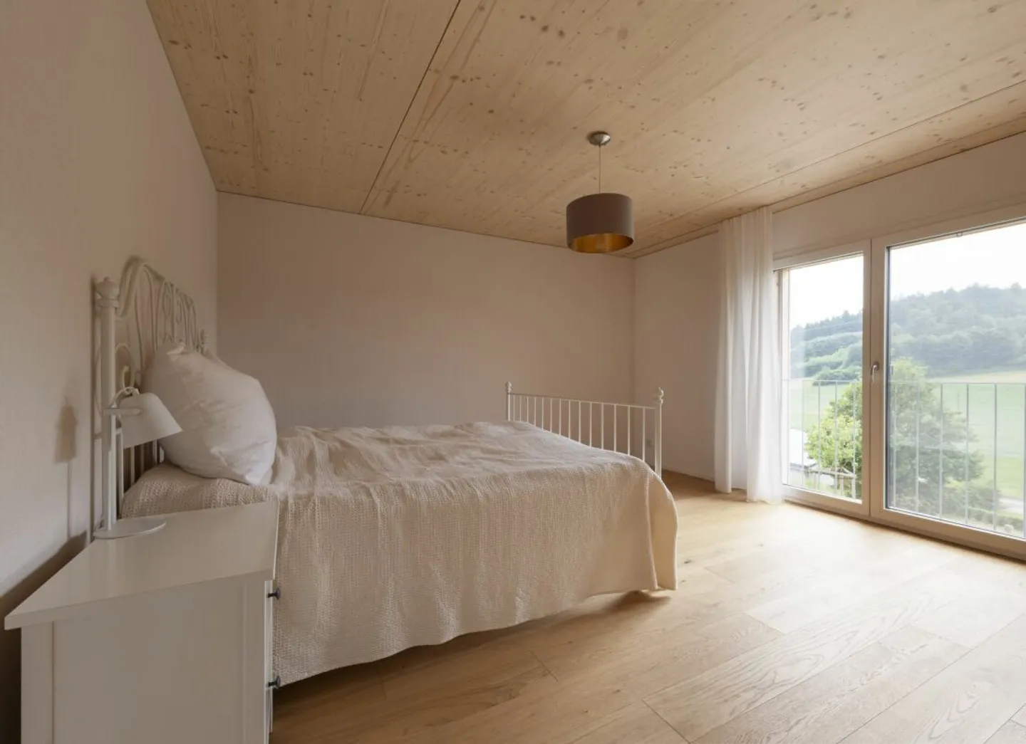 Modernes Einfamilienhaus mit Garten - Foto 7 von 13