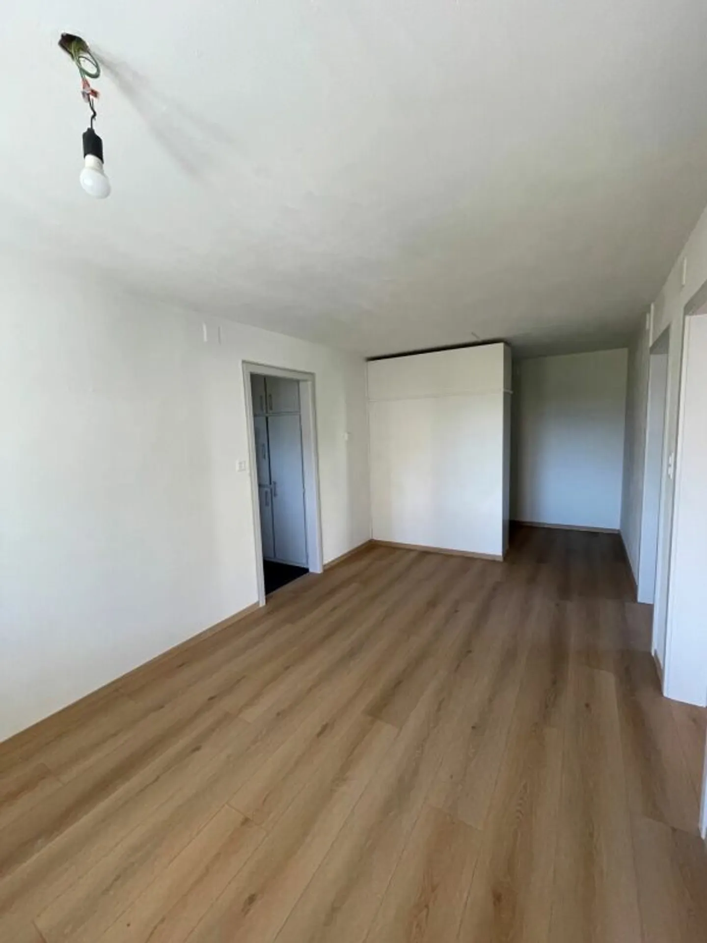 Ampio appartamento di 2 ½ stanze vicino al centro - Foto 5 di 13