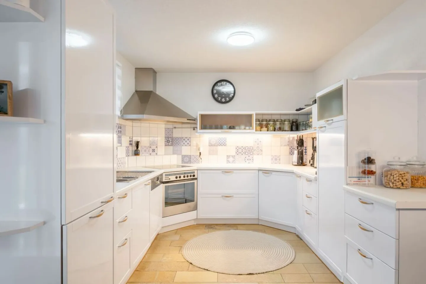 Mediterranean living experience with garden - Photo 2 of 6