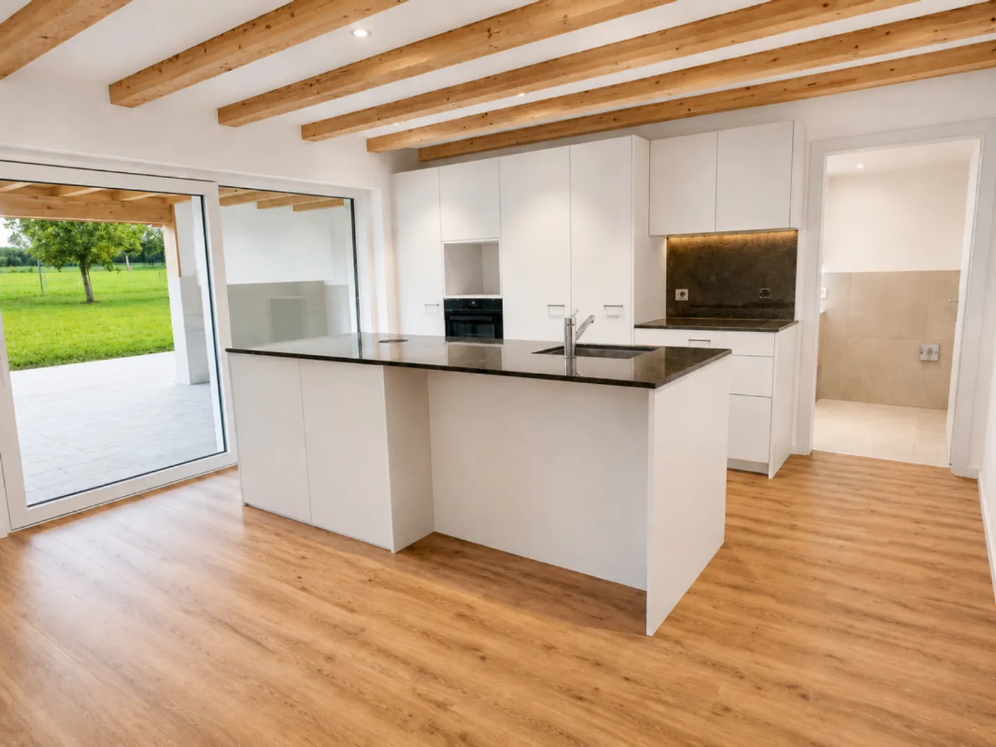 Stylishly renovated 3-room apartment with large covered terrace - Photo 3 of 10