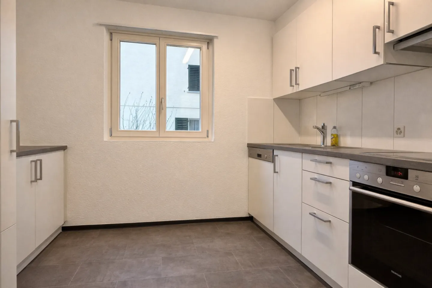 Ampio appartamento di 4 stanze in posizione centrale - Foto 3 di 8