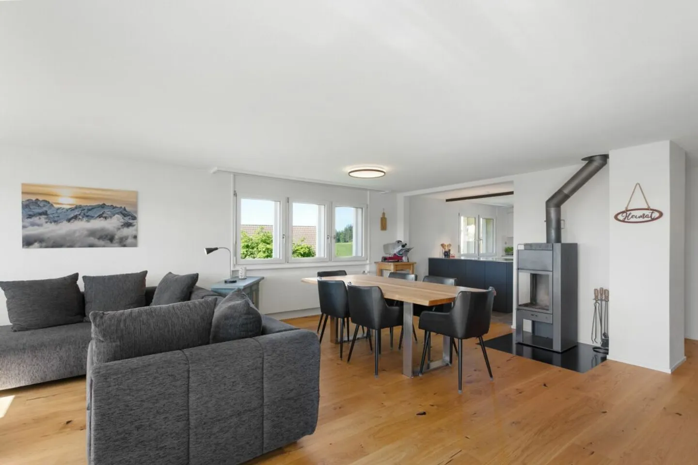 Like-new renovated and modern apartment in the green with great views - Photo 3 of 13