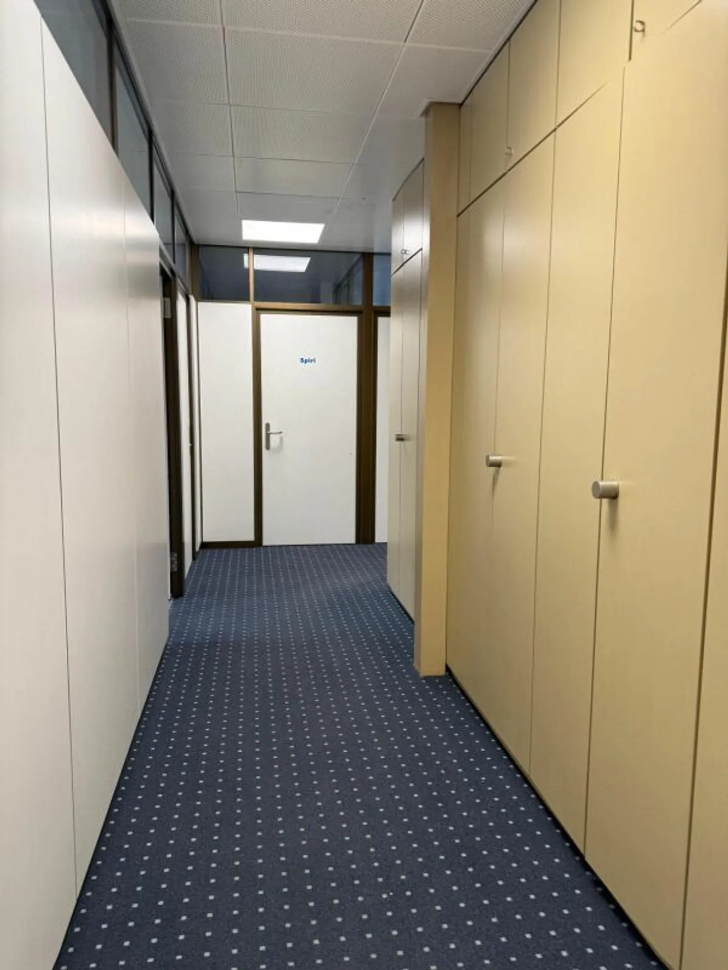 Bright office/commercial space with flexible room layout - Photo 3 of 6