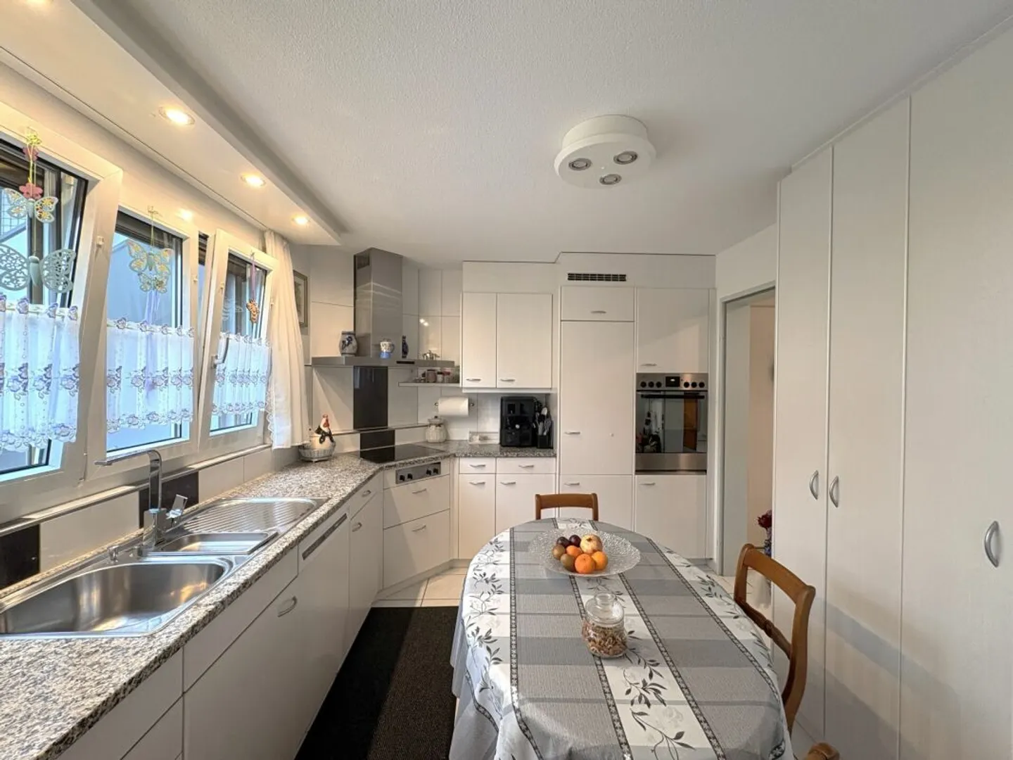 4½ Zimmer Erdgeschosswohnung mit zwei Sitzplätzen - Foto 2 di 13