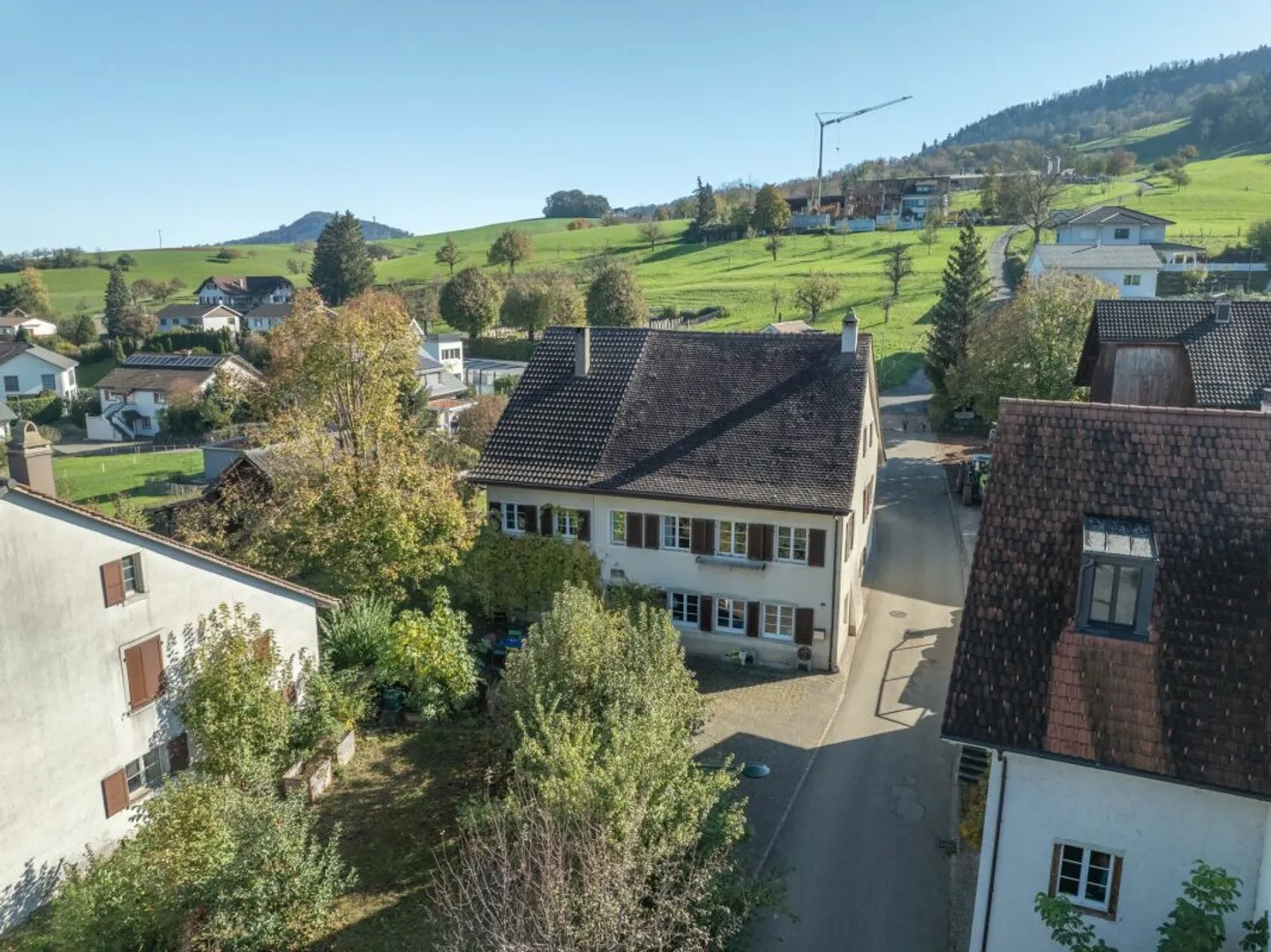 Zweifamilienhaus mit grosszügigem Grundstück - Photo 1 sur 13
