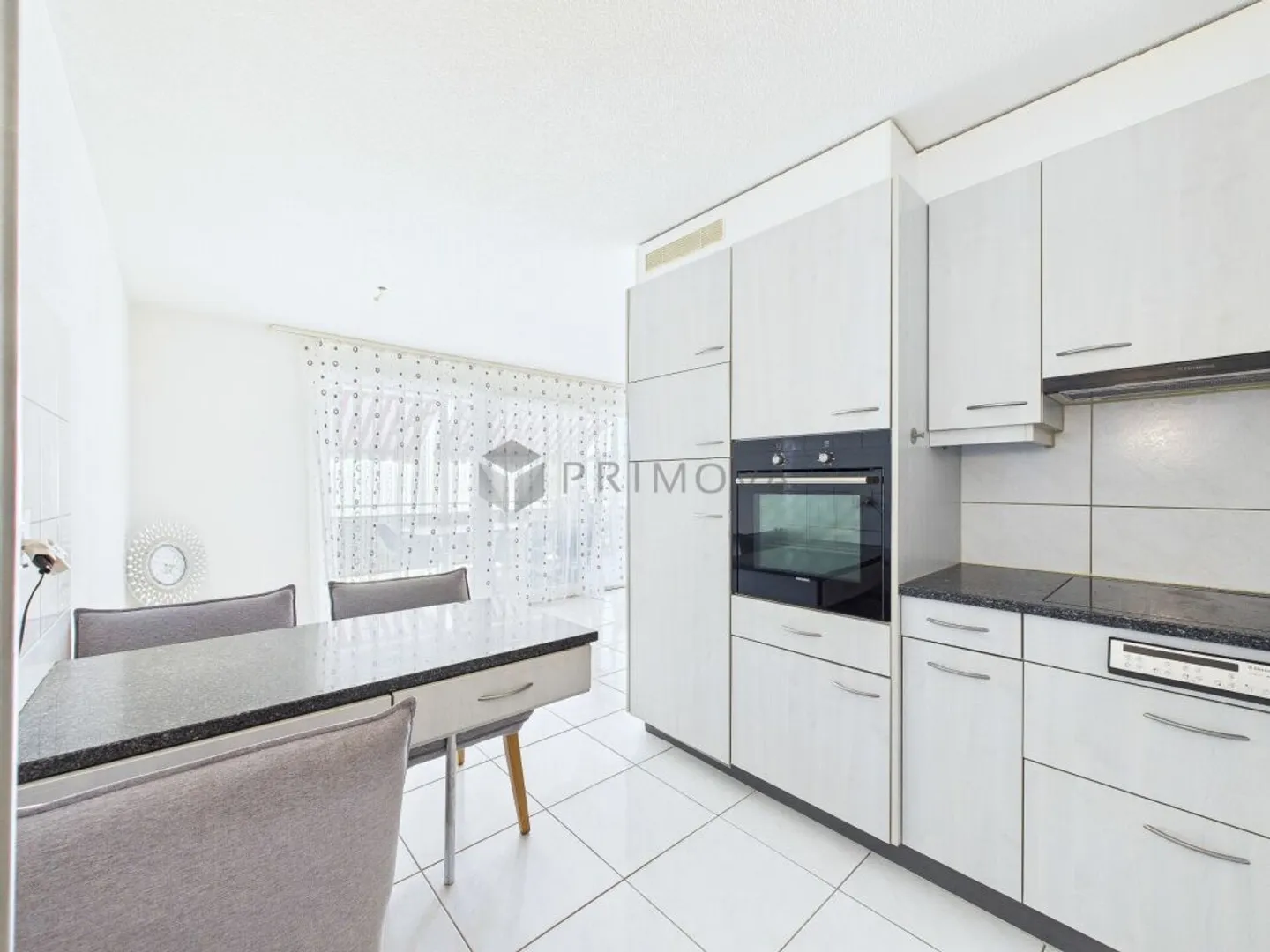 Godere di un ampio spazio abitativo con balcone e disposizione ideale - Foto 6 di 13