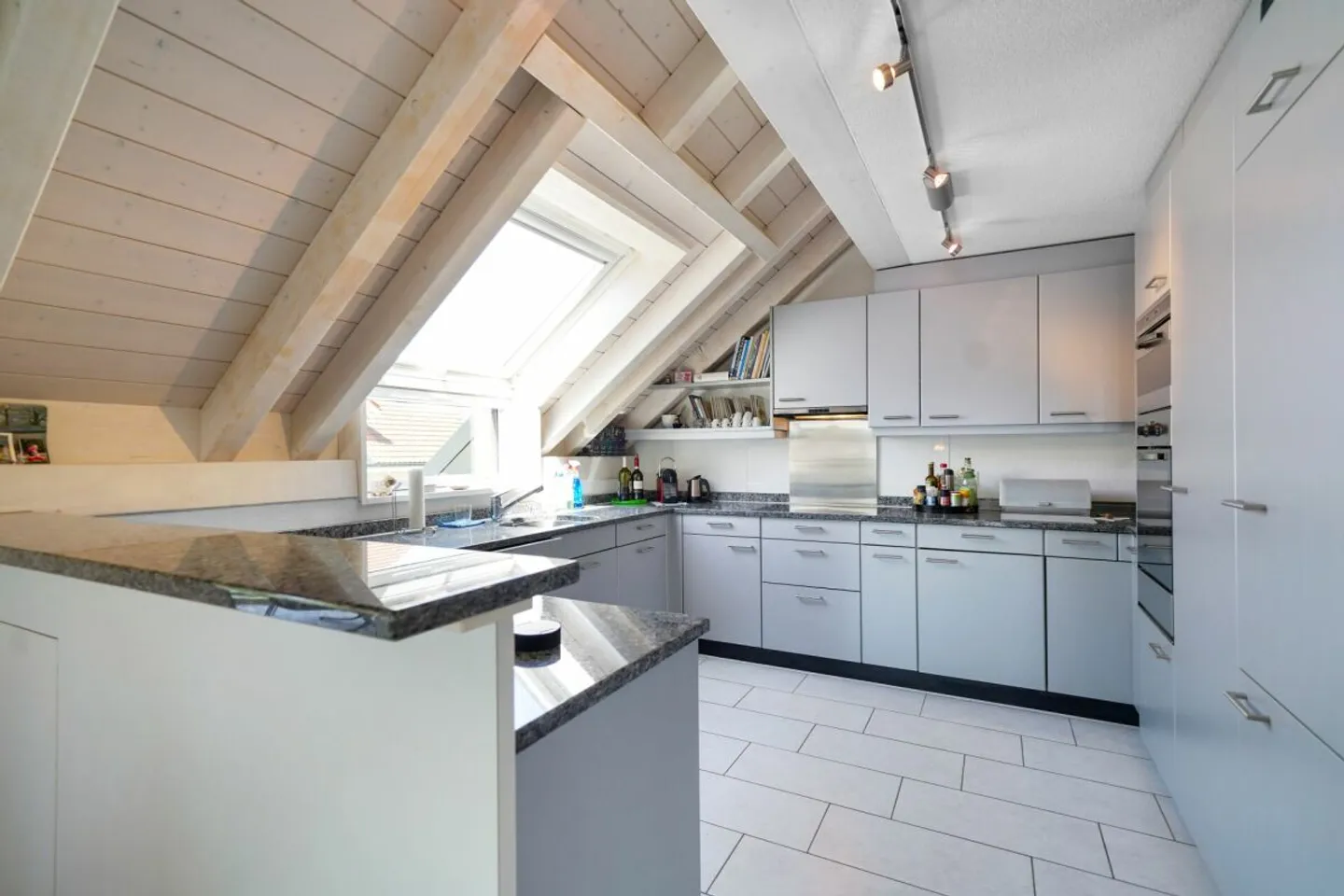 Appartement en duplex spacieux de 5,5 pièces au cœur de Studen - Photo 3 sur 13