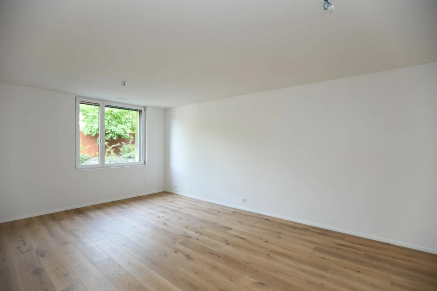 Appartement de 4.5 pièces de haute qualité dans un emplacement central - Photo 3 sur 7