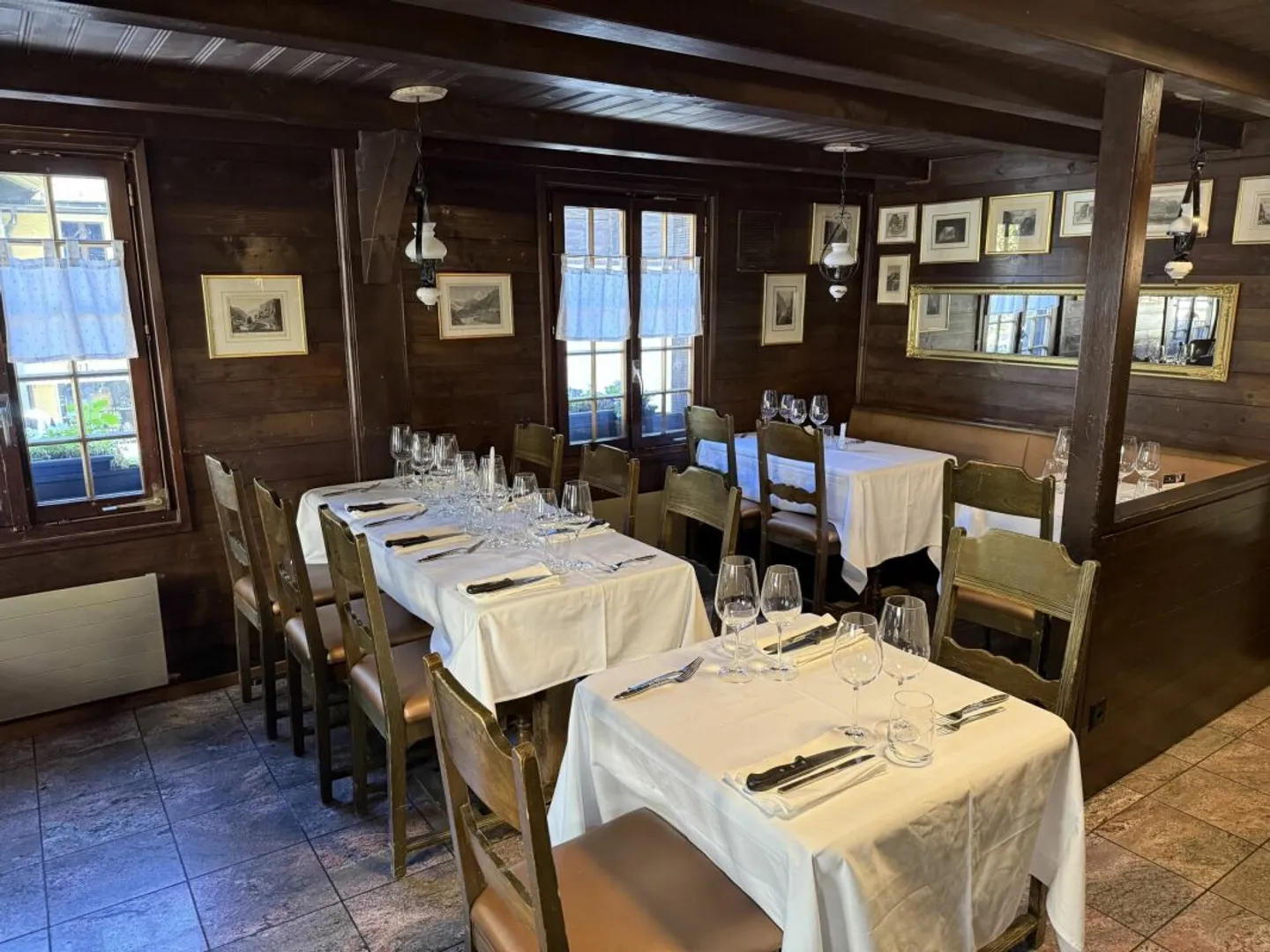 Opportunità unica - Ristorante tradizionale in vendita nel cuore pittoresco di Briga in Vallese - un luogo pieno di fascino, cucina squisita e calda ospitalità attende nuovi proprietari ... - Foto 6 di 13