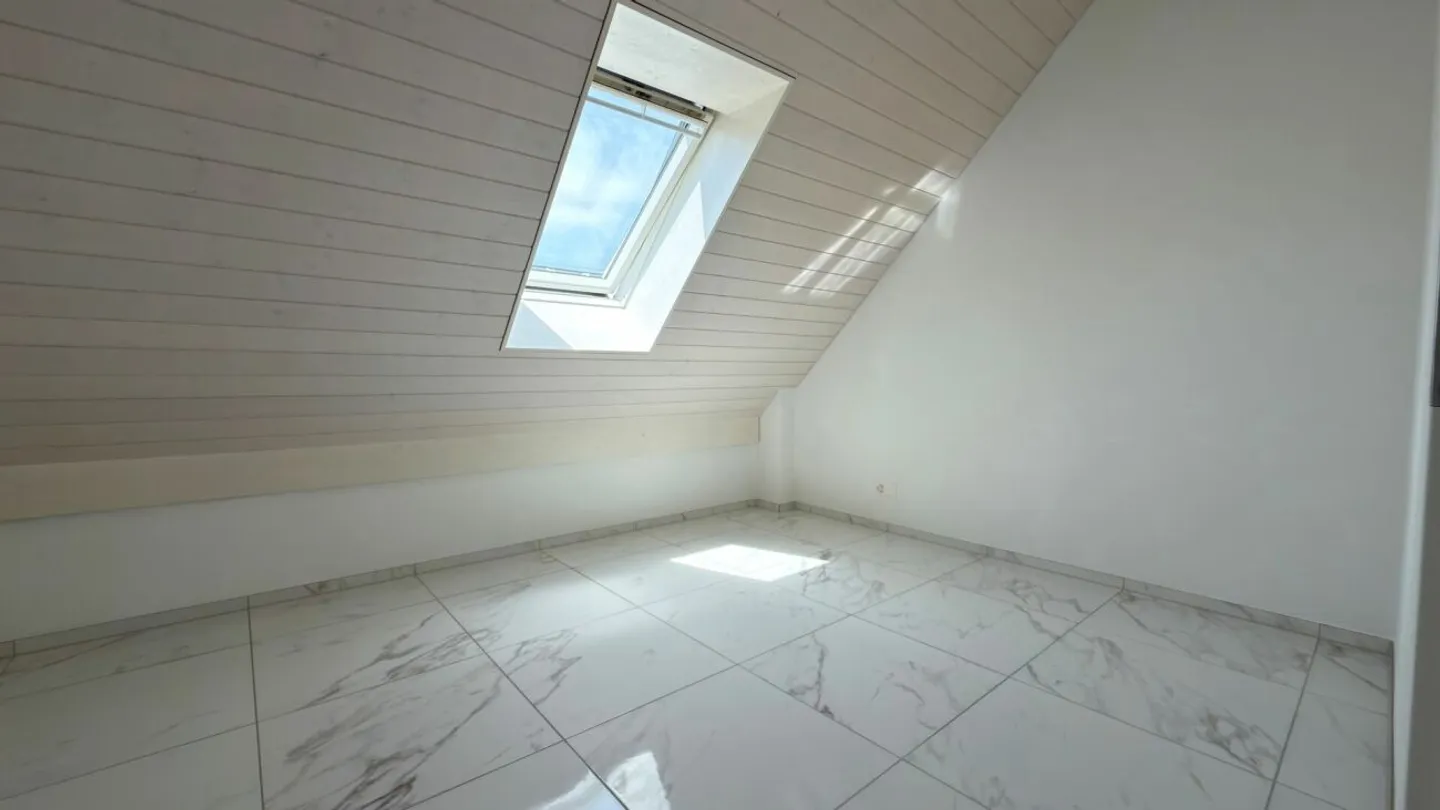 Appartamento attico moderno e luminoso con aria condizionata e impianto solare - Foto 8 di 11