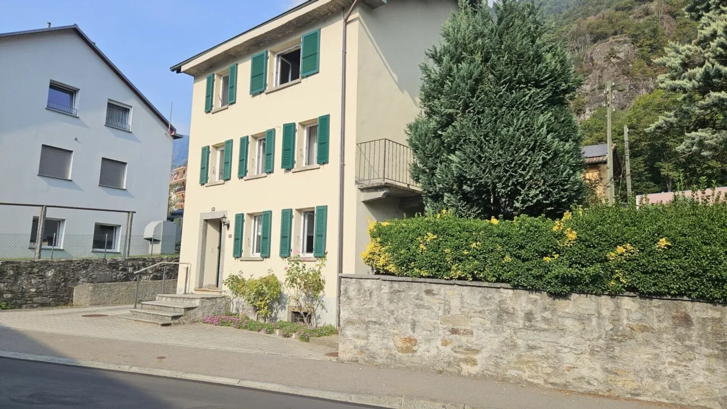 CASA UNIFAMILIARE CON CURATO GIARDINO A S.VITTORE - Foto 3 di 13