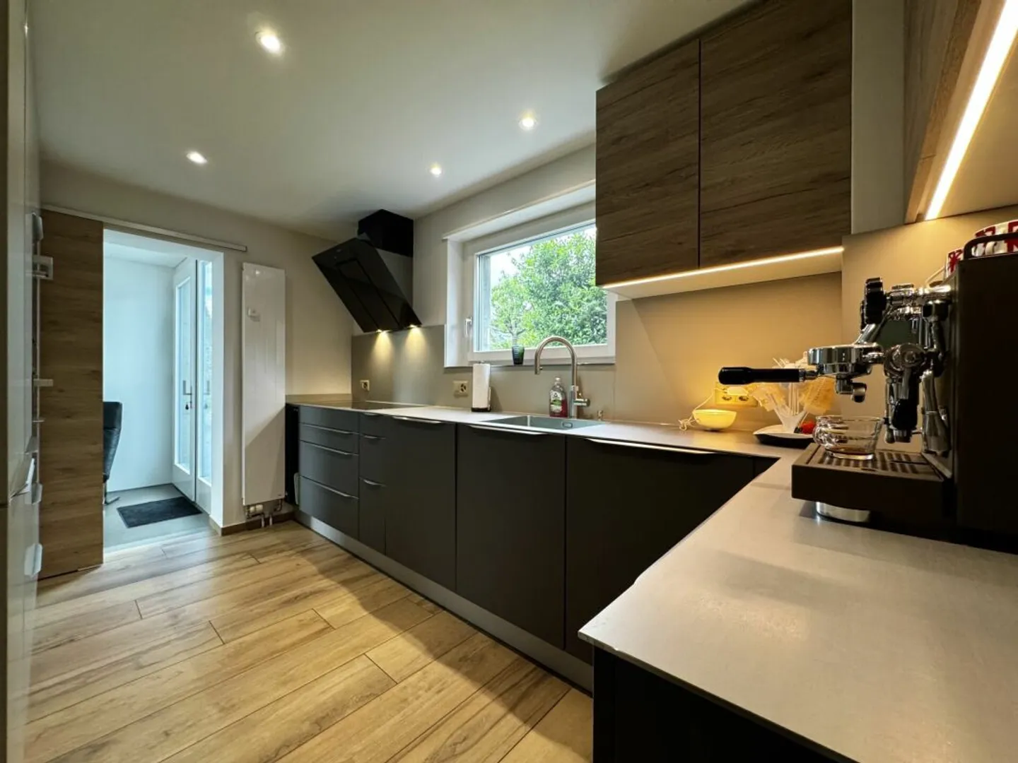 Une maison spéciale avec beaucoup de lumière et d'espace - Photo 7 sur 13