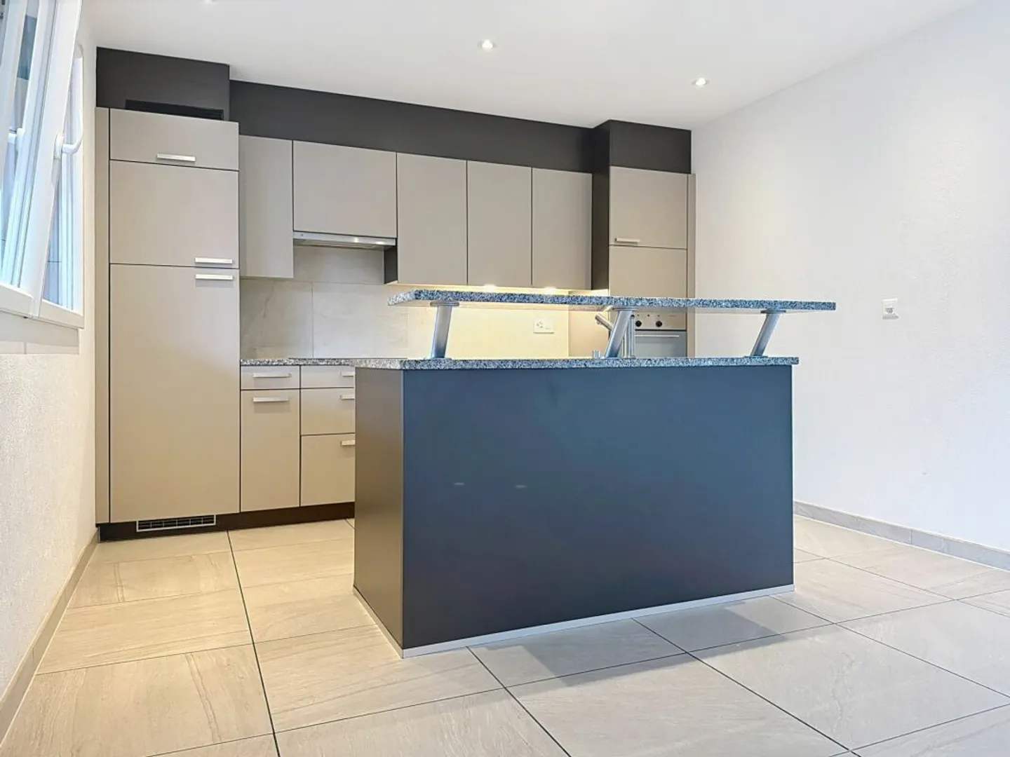 Very spacious 4.5 rooms with large balcony in Collombey - Photo 3 of 12