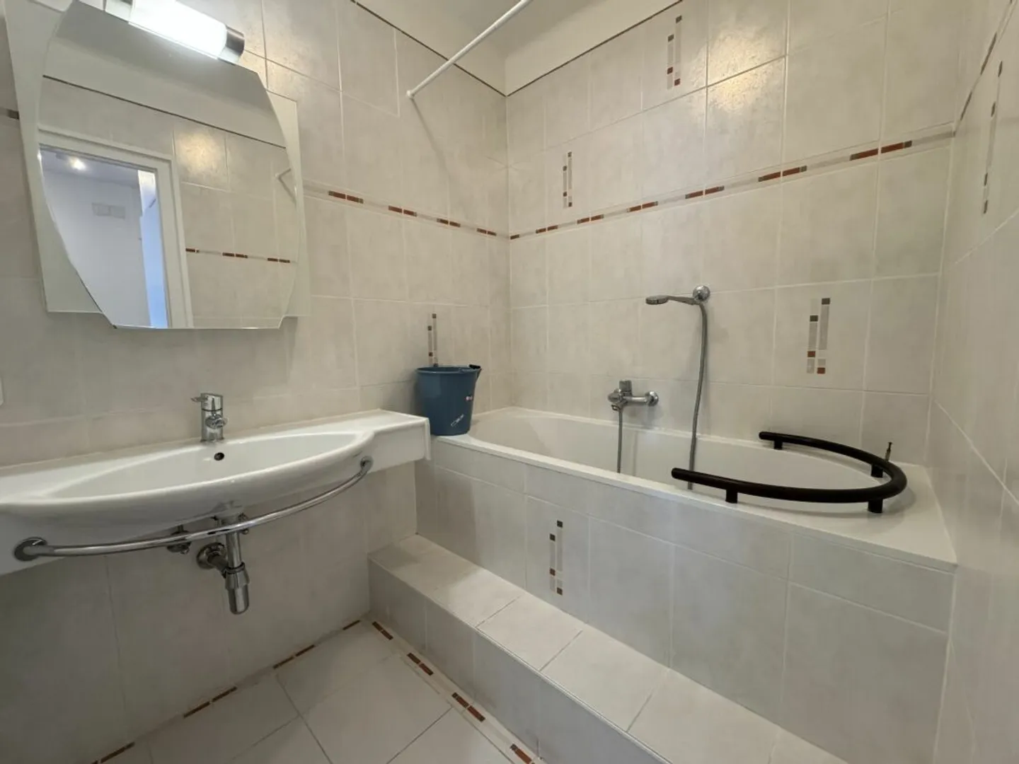 Renovated Apartment with Balcony - Photo 9 of 11