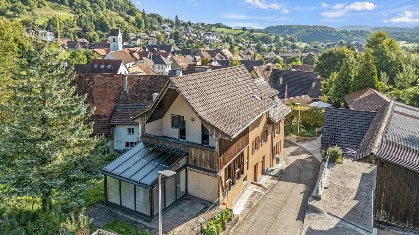 Affascinante casa unifamiliare con appartamento a Büren - Foto 1 di 13