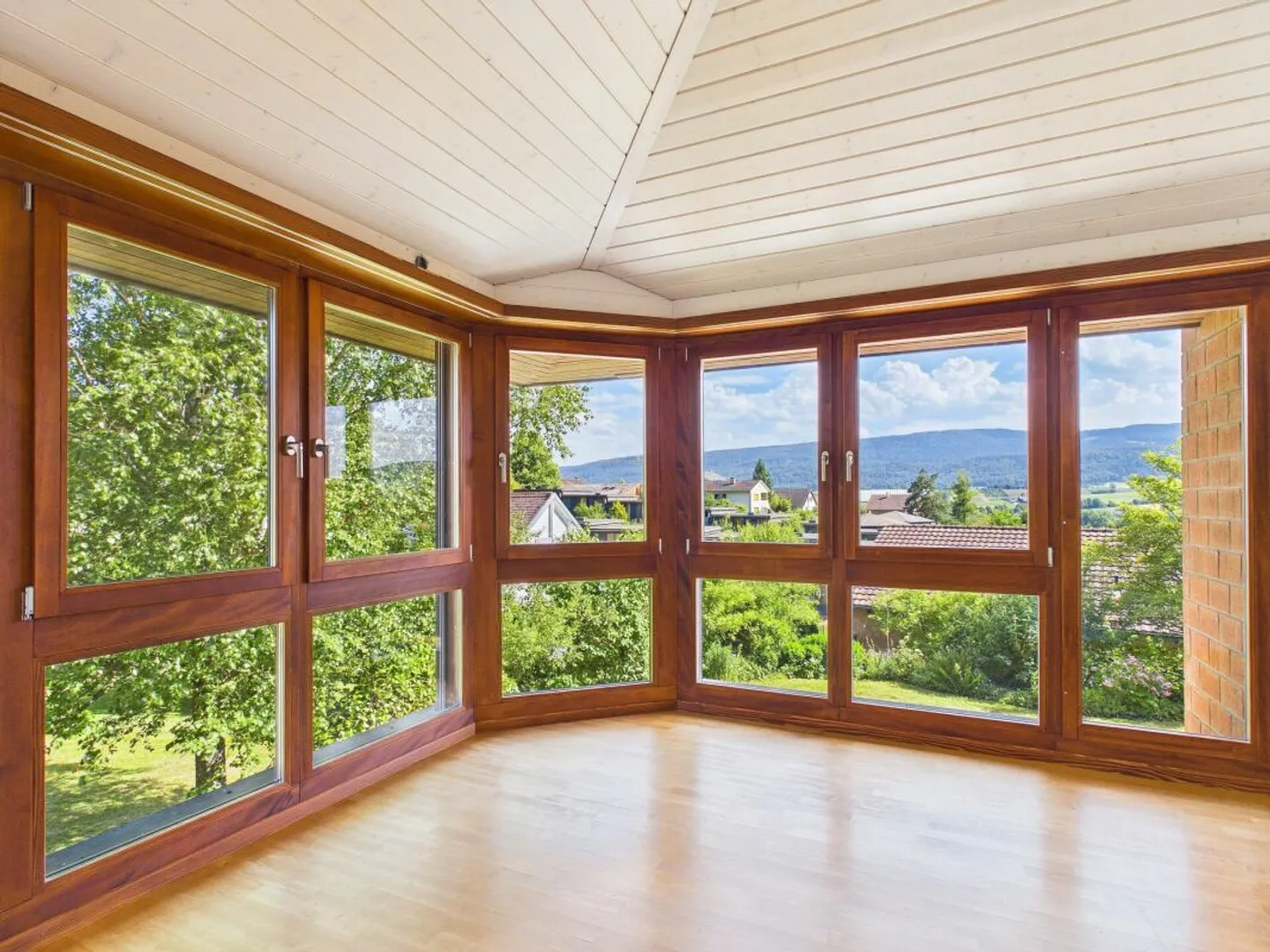 Spacious single-family home with light-filled rooms in the best location - Photo 3 of 13