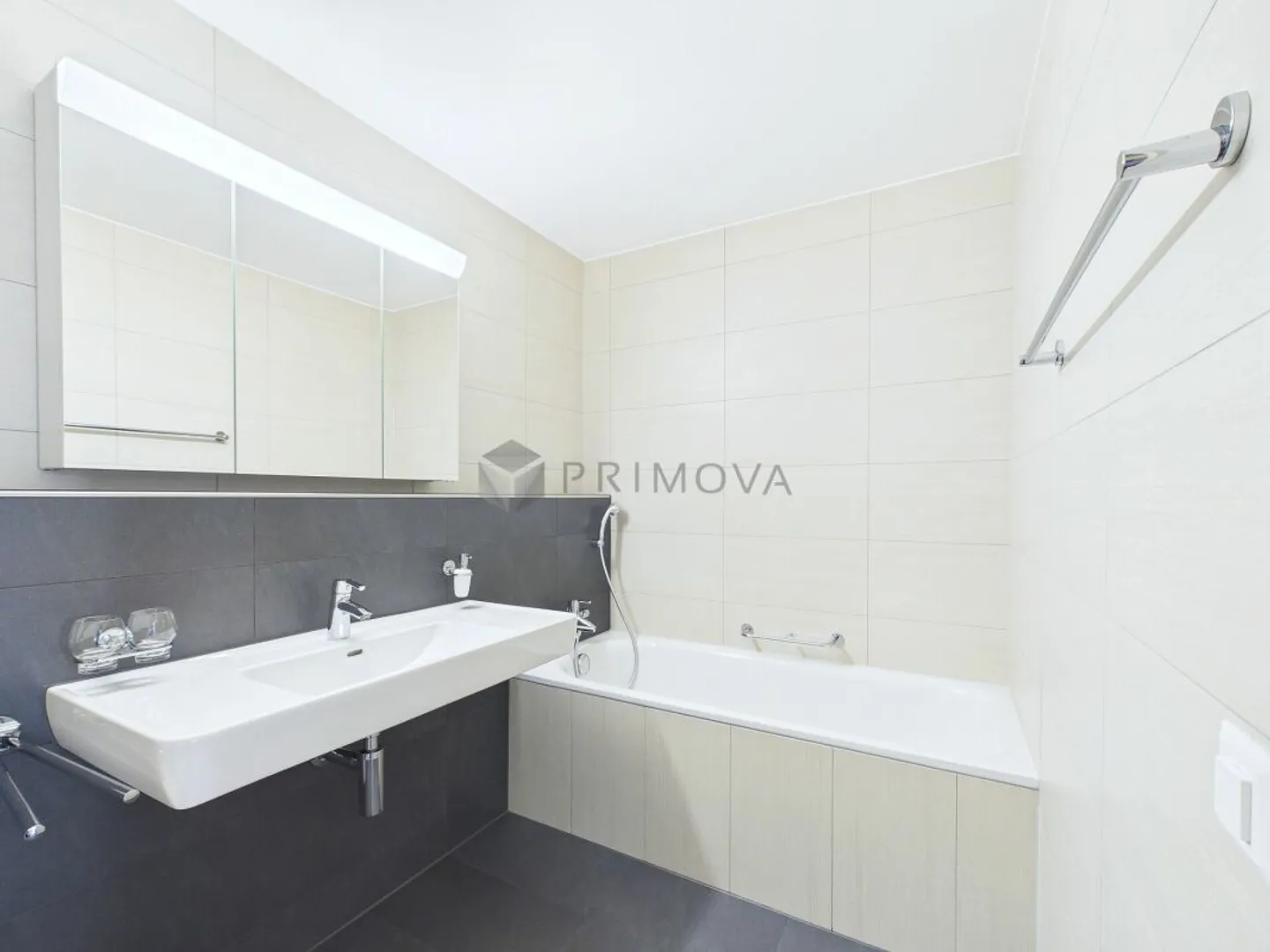 Hochwertig renovierte 4.5 Zimmer-Wohnung mit sonniger Südterrasse in Trimmis - Photo 10 of 13