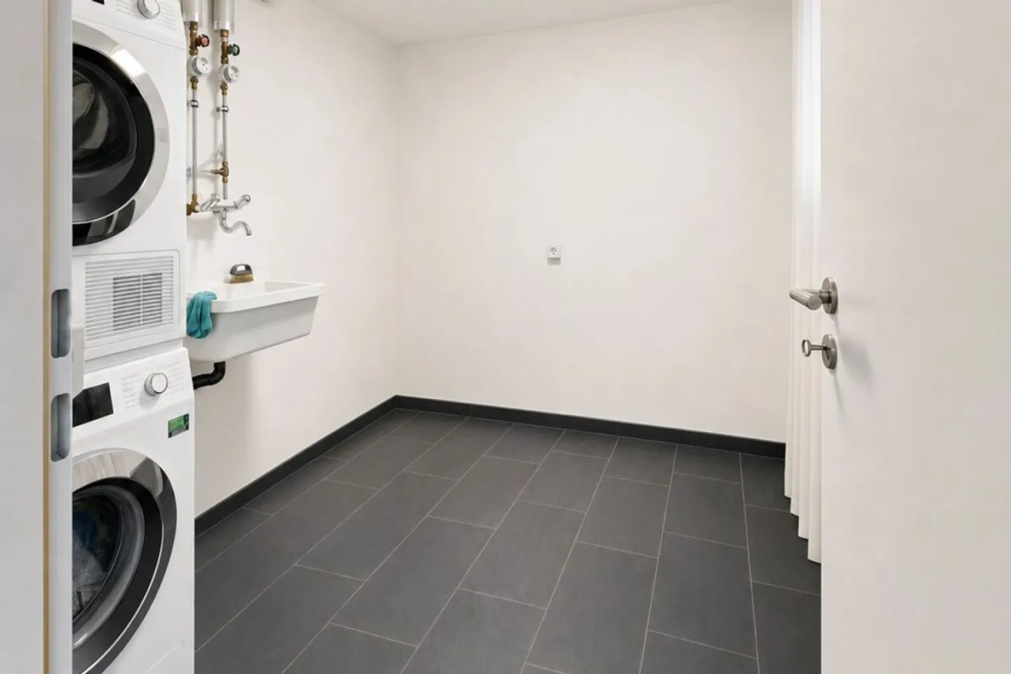 Modern condominium with various amenities - Photo 13 of 13