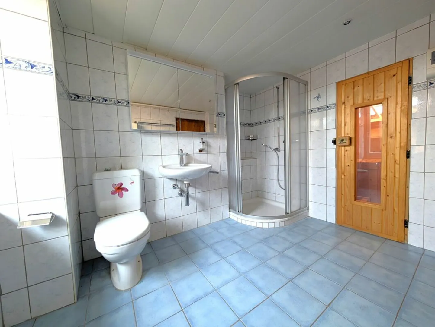 Maison d'angle spacieuse et bien entretenue avec beaucoup de rangement - Photo 6 sur 13