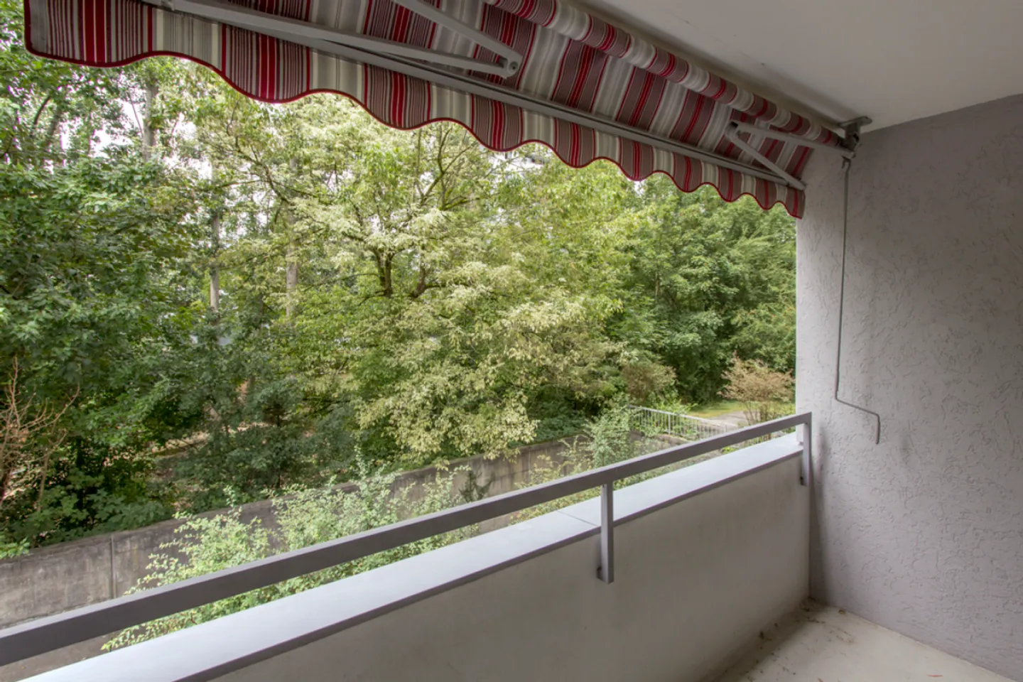 Appartement confortable avec balcon, ascenseur et emplacement central - Photo 3 sur 11