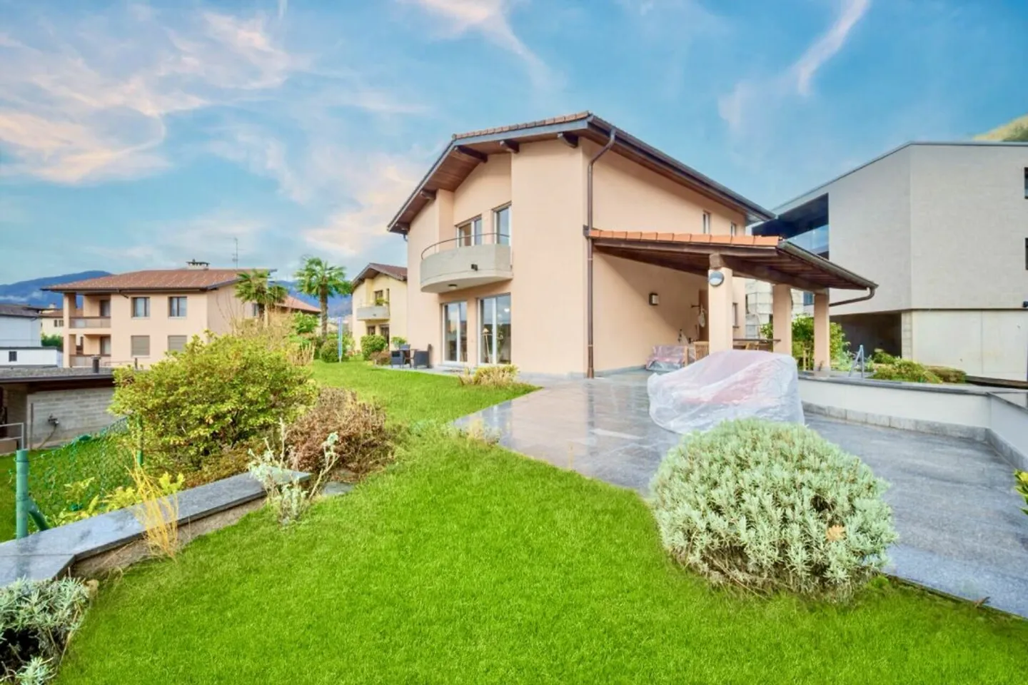 Beautiful house with garden, immersed in the tranquility of Cagiallo - Photo 1 of 13