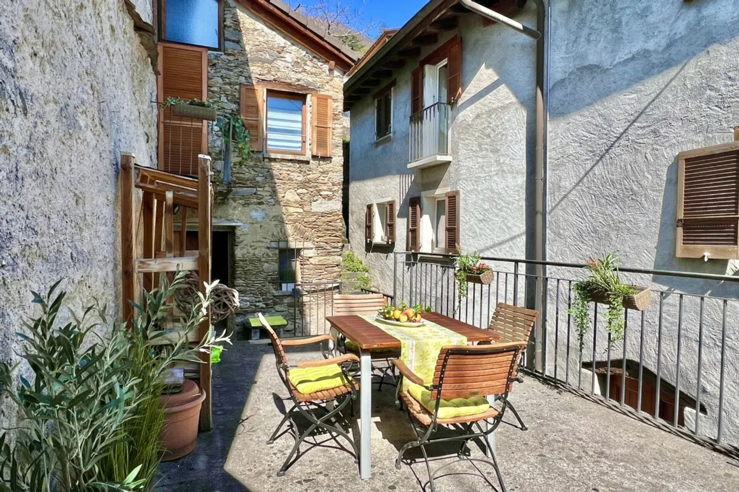 Grande casa di villaggio con vista sul lago, bel giardino e parcheggio - Foto 6 di 13