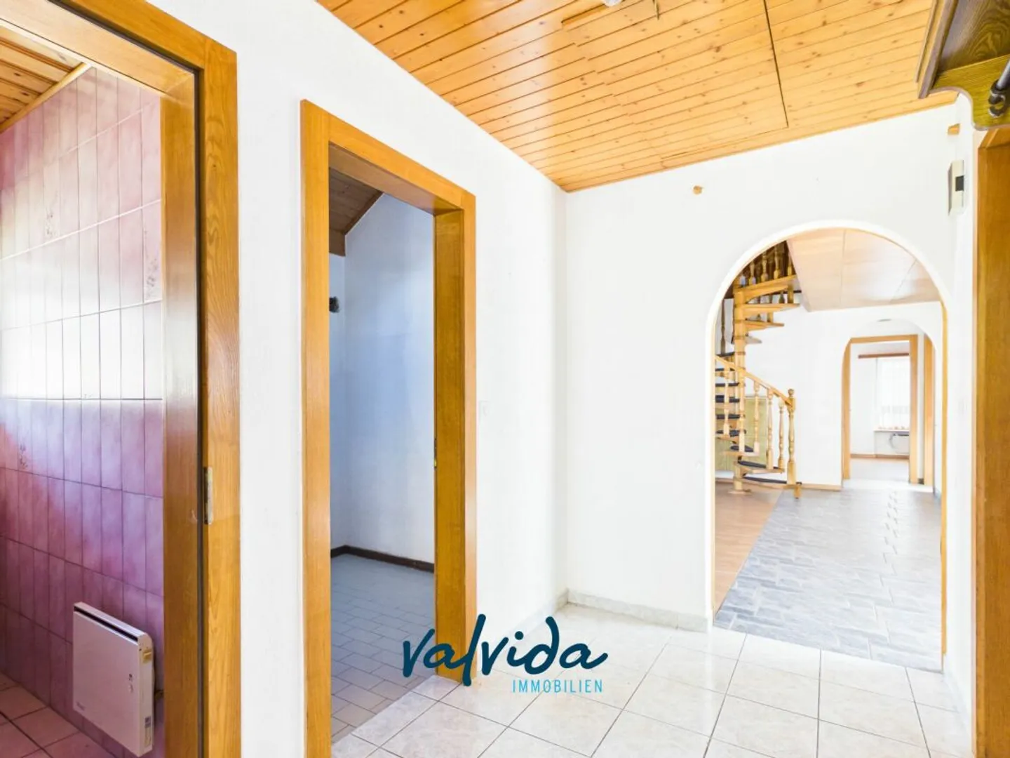 Residential & Commercial Building in Agarn with 5.5-Room Apartment, Retail Space & 1,100 m² Plot - Photo 9 of 13