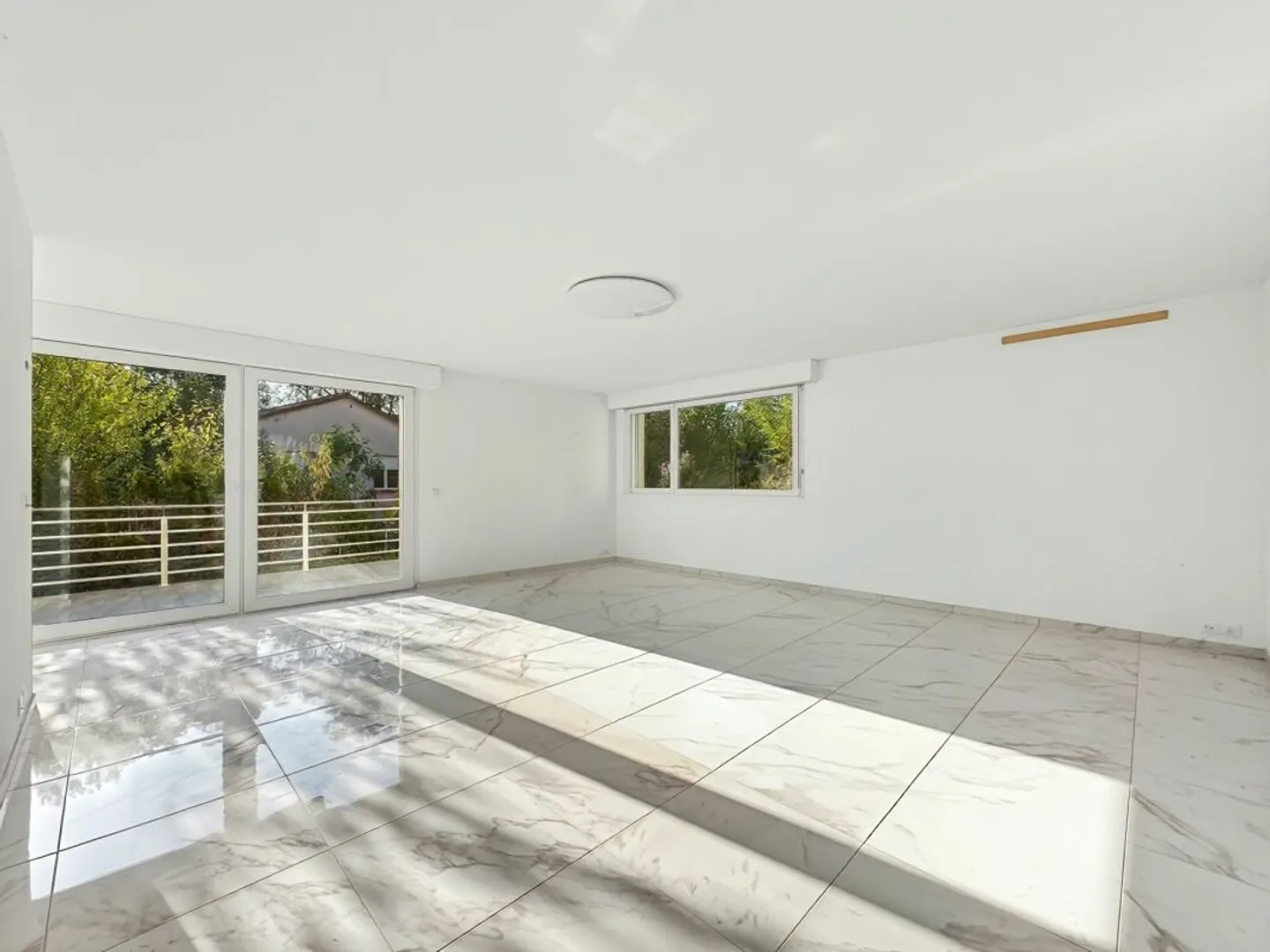 3.5-ROOM APARTMENT OF 97 M2 WITH TERRACE AND 2 PARKING SPACES. - Photo 3 of 13