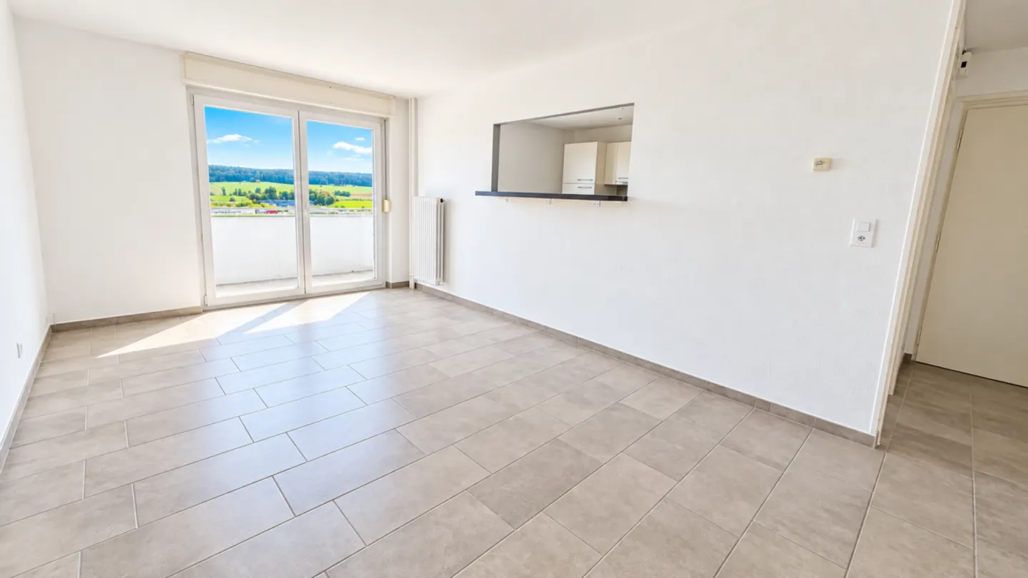 Beautiful bright 3-room apartment with balcony and magnificent unobstructed view in La Chaux-de-Fonds - Photo 3 of 13