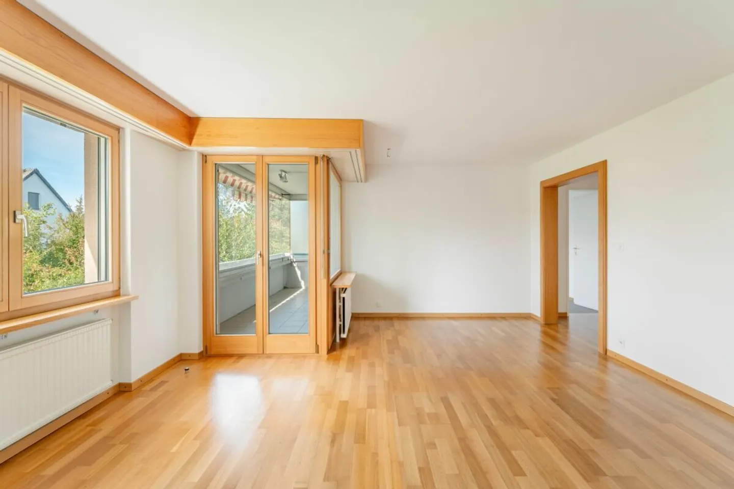 4.5 Chambres | Garage | Sauna | Salle Communautaire | Grand Jardin avec Espace Barbecue | Balcon Vitré - Photo 2 sur 13