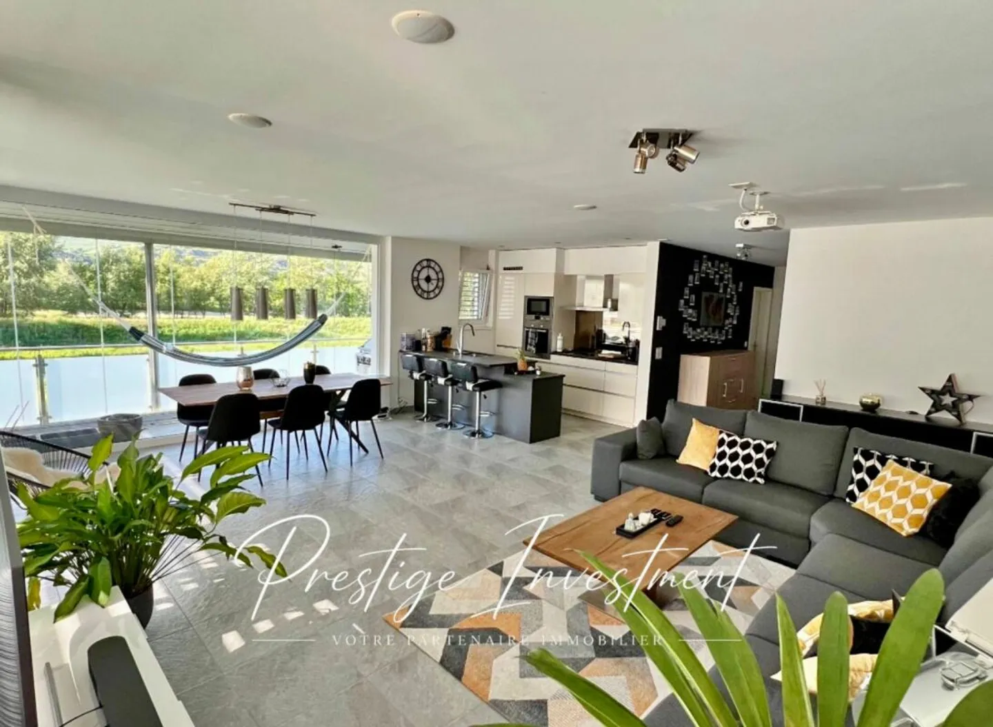BRIGHT APARTMENT WITH TERRACE OF 5.5 ROOMS & 148 M2 APROZ - Photo 2 of 13